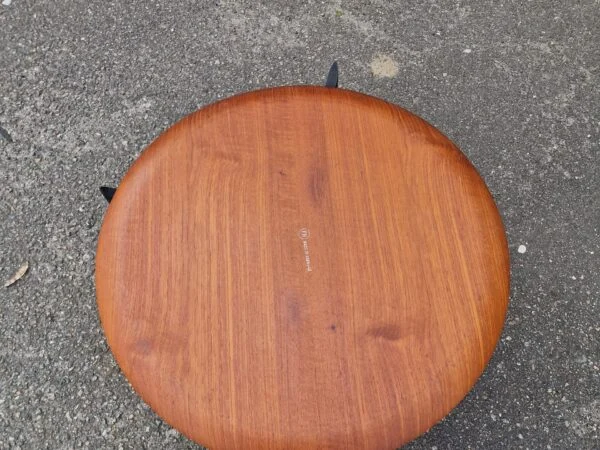 H. Engholm & Svend Åge Willumsen, Fritz Hansen Bakkebord af teak med sorte ben, H. Engholm & Svend Åge Willumsen, Fritz Hansen — billede 4