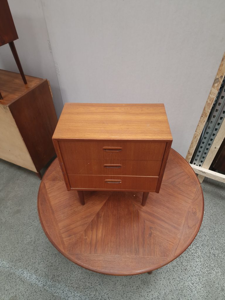 Lille kommode med tre skuffer, teak — billede 2