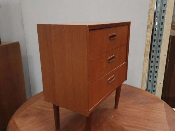 Lille kommode med tre skuffer, teak — billede 3