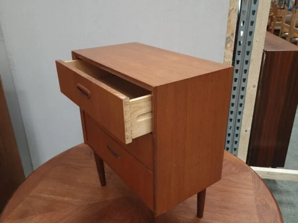 Lille kommode med tre skuffer, teak — billede 5