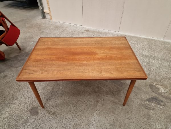 Spisebord med hollandsk udtræk, bordplade i teak og stel af egetræ