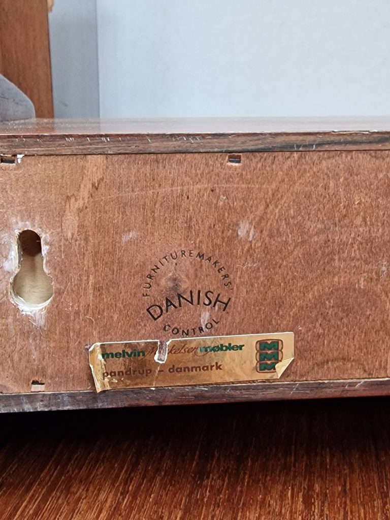 Svævende sengebord/hylde i palisander, med skuffe. Produceret af Melvin Mikkelsen Møbler i Pandrup