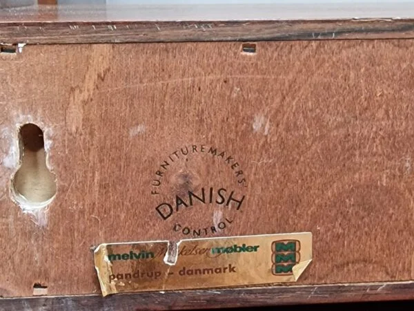 Svævende sengebord/hylde i palisander, med skuffe. Produceret af Melvin Mikkelsen Møbler i Pandrup — billede 7