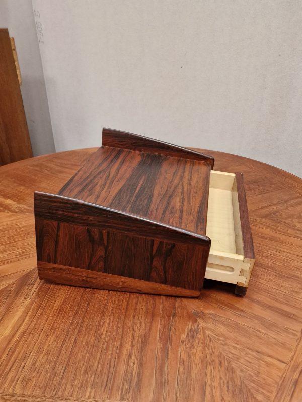 Svævende sengebord/hylde i palisander, med skuffe. Produceret af Melvin Mikkelsen Møbler i Pandrup