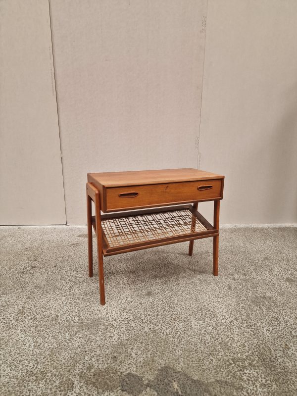 Senge/entrebord i teak med skuffe og flethylde