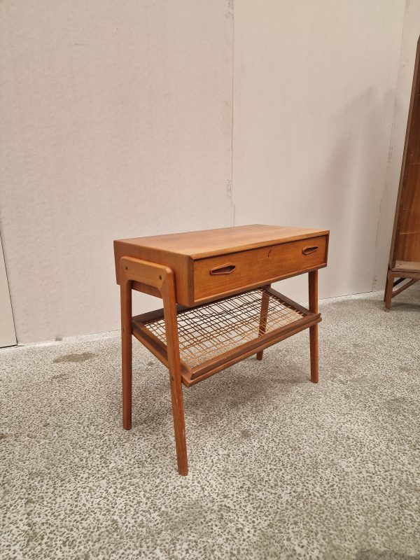 Senge/entrebord i teak med skuffe og flethylde