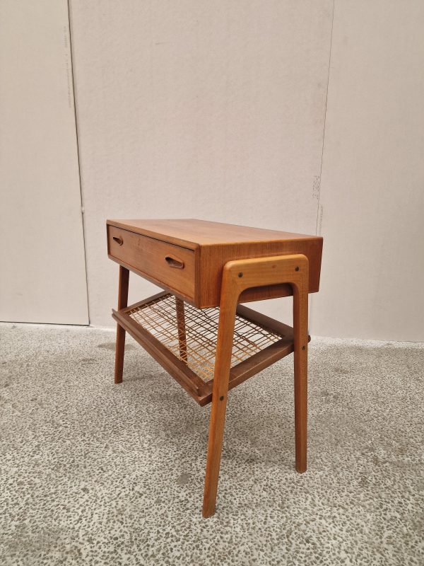 Senge/entrebord i teak med skuffe og flethylde