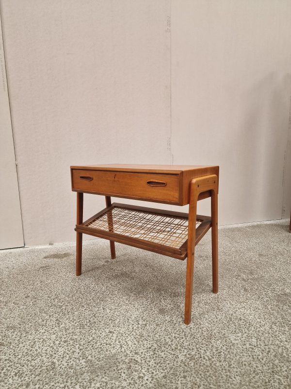 Senge/entrebord i teak med skuffe og flethylde