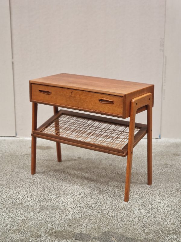 Senge/entrebord i teak med skuffe og flethylde