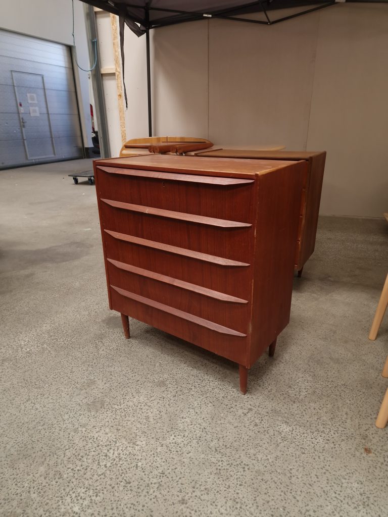 Kommode med fem skuffer, teak