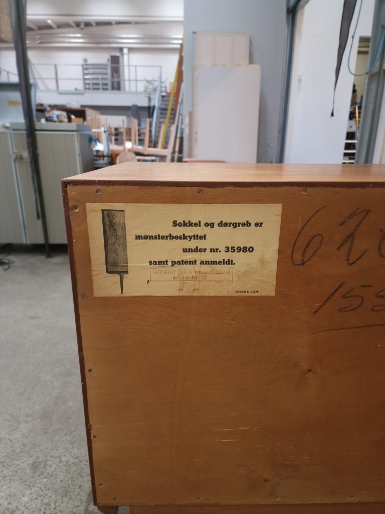 Skænk i teak, Omann Jr model 12