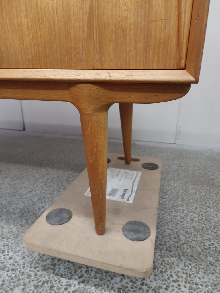 Skænk i teak, Omann Jr model 12