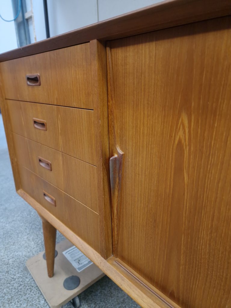 Skænk i teak, Omann Jr model 12