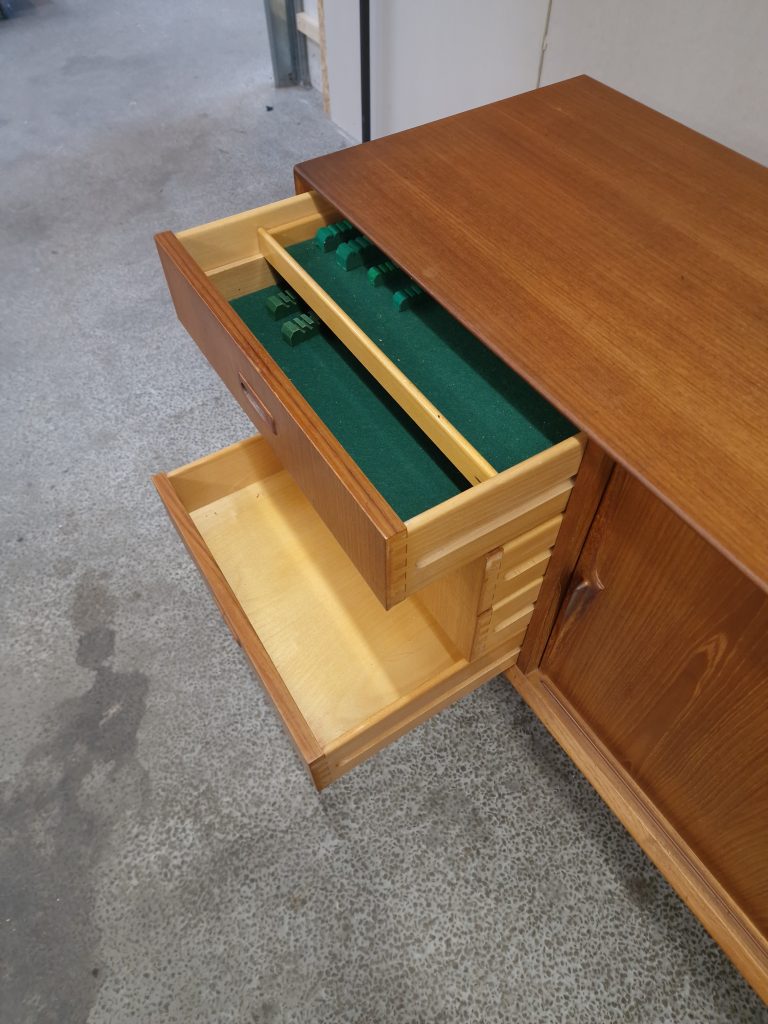 Skænk i teak, Omann Jr model 12