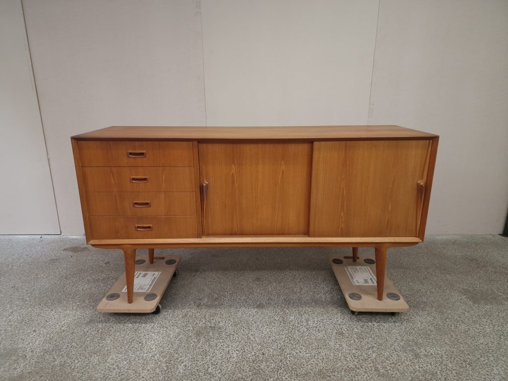 Skænk i teak, Omann Jr model 12