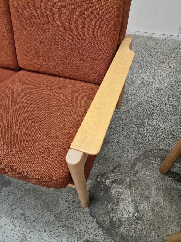 Sofasæt, egetræ, sofa og to lænestole. Rødpolstret, massiv egetræ
