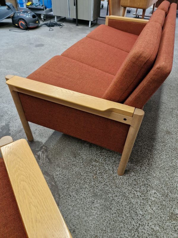 Sofasæt, egetræ, sofa og to lænestole. Rødpolstret, massiv egetræ