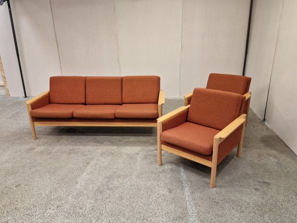 Sofasæt, egetræ, sofa og to lænestole. Rødpolstret, massiv egetræ