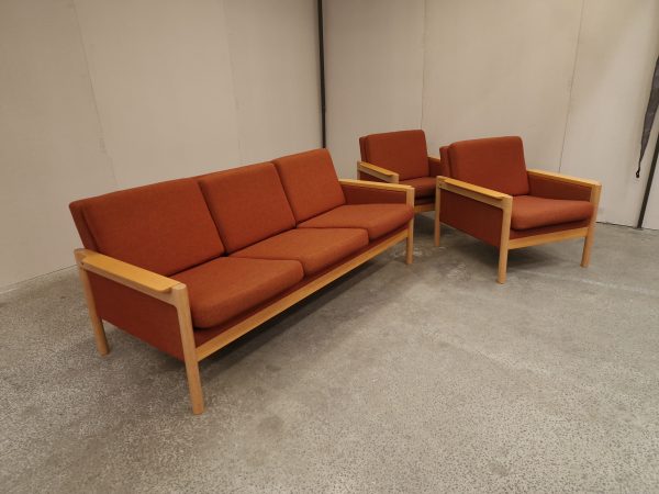Sofasæt, egetræ, sofa og to lænestole. Rødpolstret, massiv egetræ
