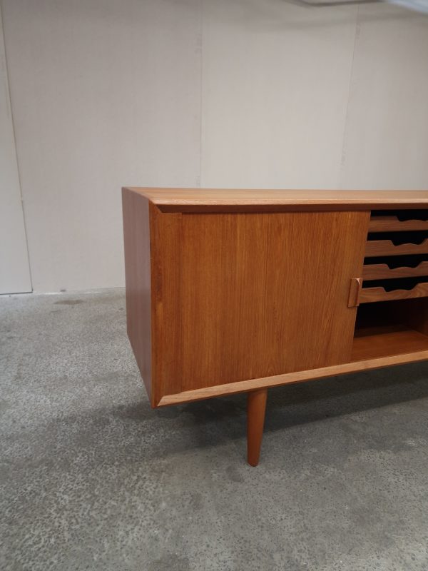 Lang lav skænk med jalousi låger, teak, Svend Aage Larsen, Faarup Møbelfabrik
