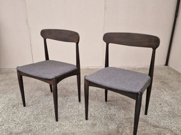 Johannes Andersen for Uldum Møbelfabrik To spisestole i mørkbejdset træ, Johannes Andersen for Uldum Møbelfabrik — billede 3