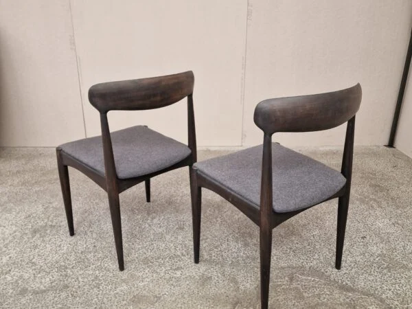 To spisestole i mørkbejdset træ, Johannes Andersen for Uldum Møbelfabrik