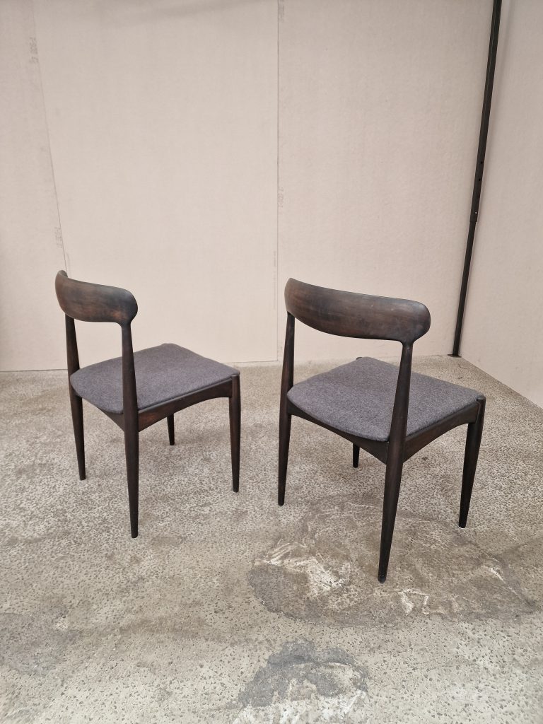 Johannes Andersen for Uldum Møbelfabrik To spisestole i mørkbejdset træ, Johannes Andersen for Uldum Møbelfabrik — billede 4