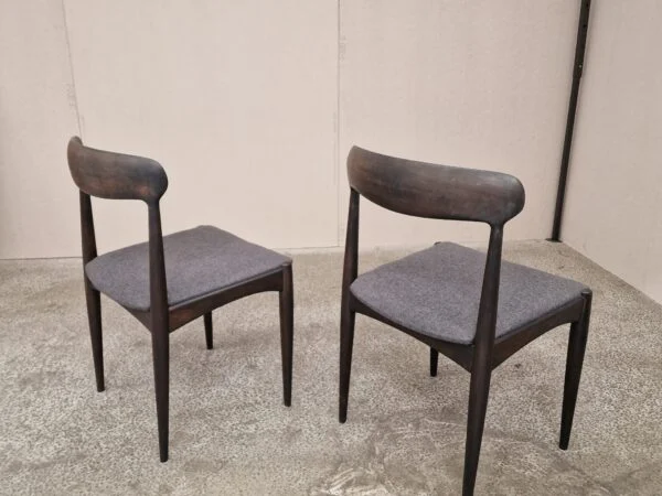 Johannes Andersen for Uldum Møbelfabrik To spisestole i mørkbejdset træ, Johannes Andersen for Uldum Møbelfabrik — billede 4