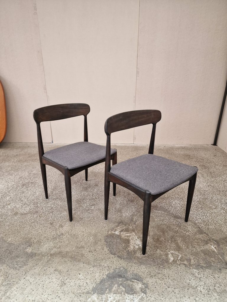 Johannes Andersen for Uldum Møbelfabrik To spisestole i mørkbejdset træ, Johannes Andersen for Uldum Møbelfabrik — billede 5