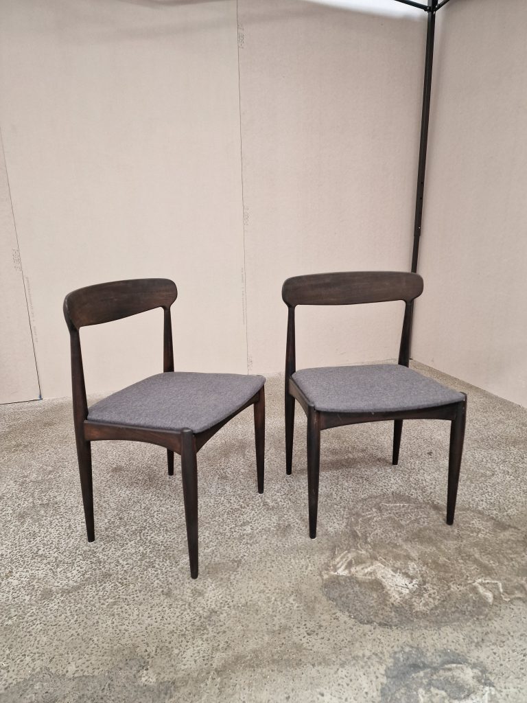 Johannes Andersen for Uldum Møbelfabrik To spisestole i mørkbejdset træ, Johannes Andersen for Uldum Møbelfabrik — billede 7