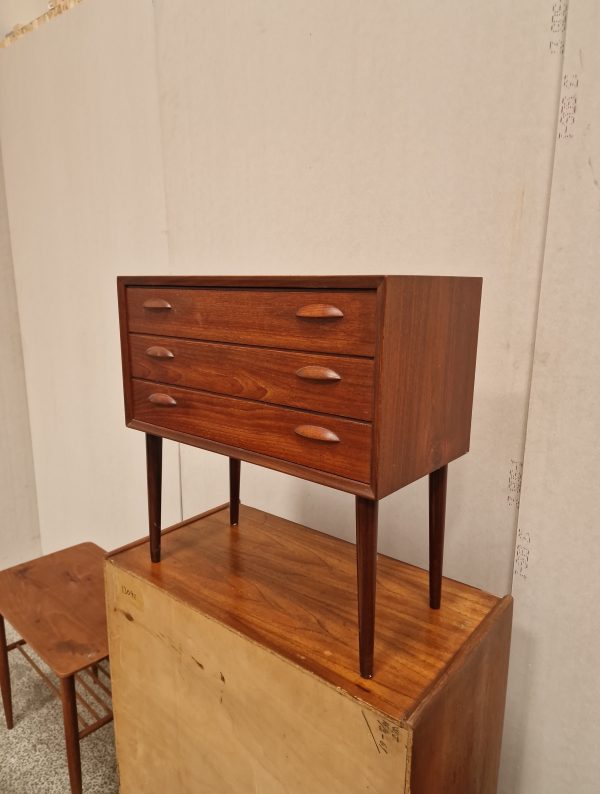 Entrekommode med tre skuffer, teak