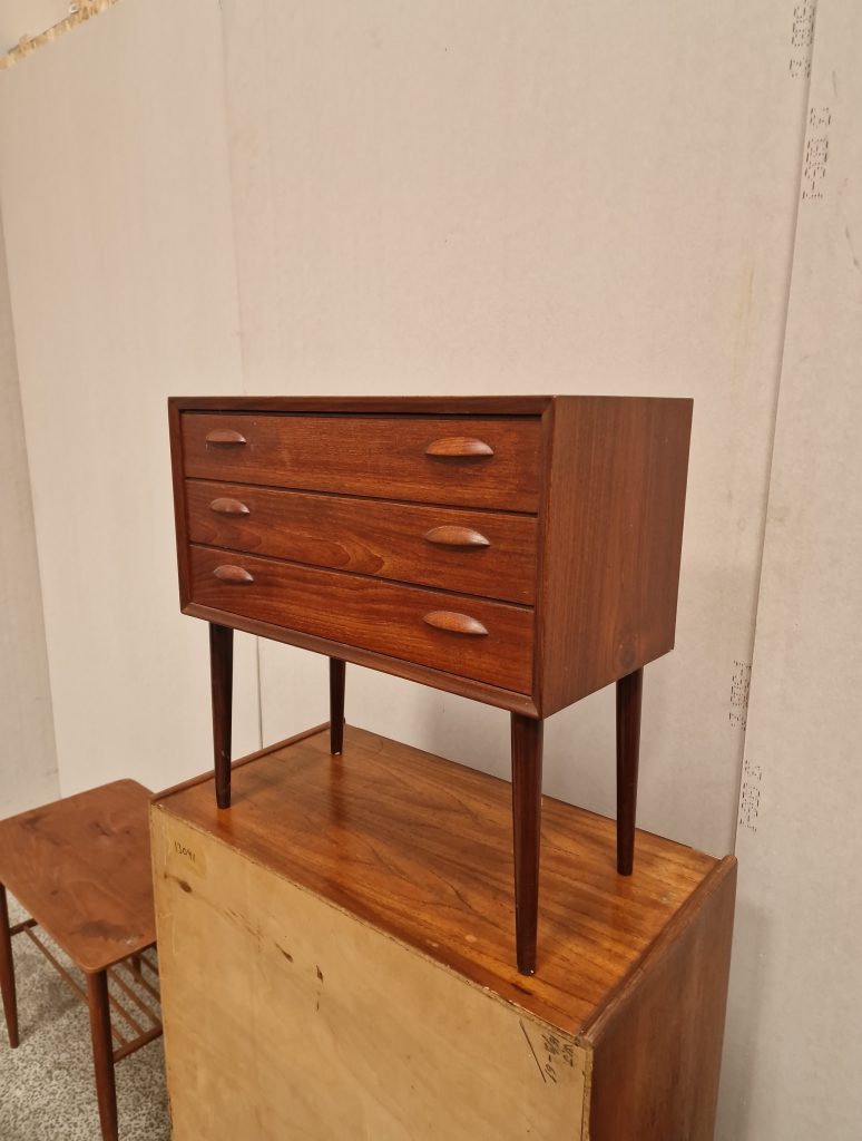 Entrekommode med tre skuffer, teak — billede 2