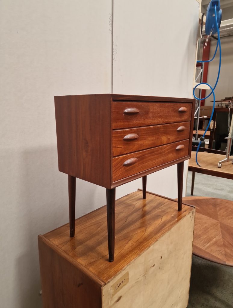 Entrekommode med tre skuffer, teak — billede 3