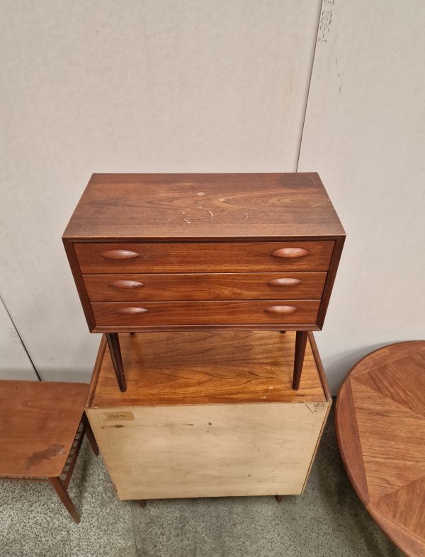 Entrekommode med tre skuffer, teak