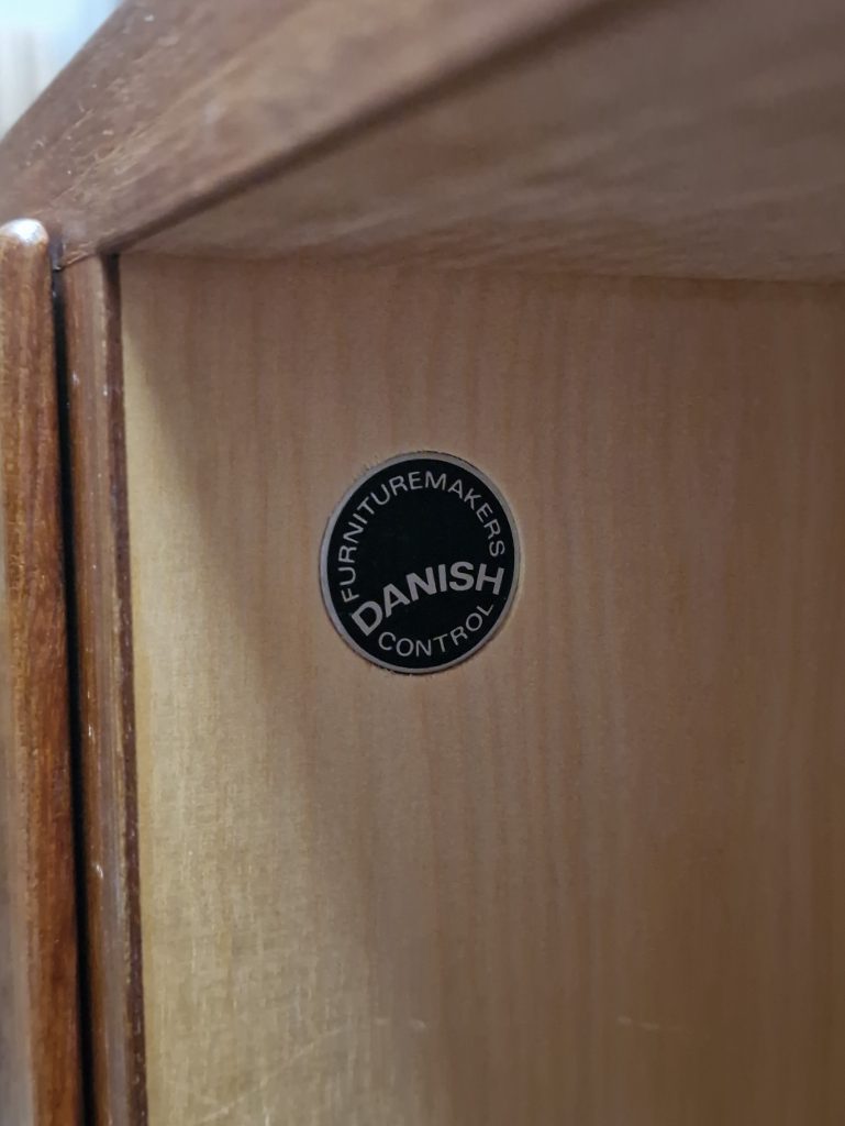 Skænk i teak, Hundevad