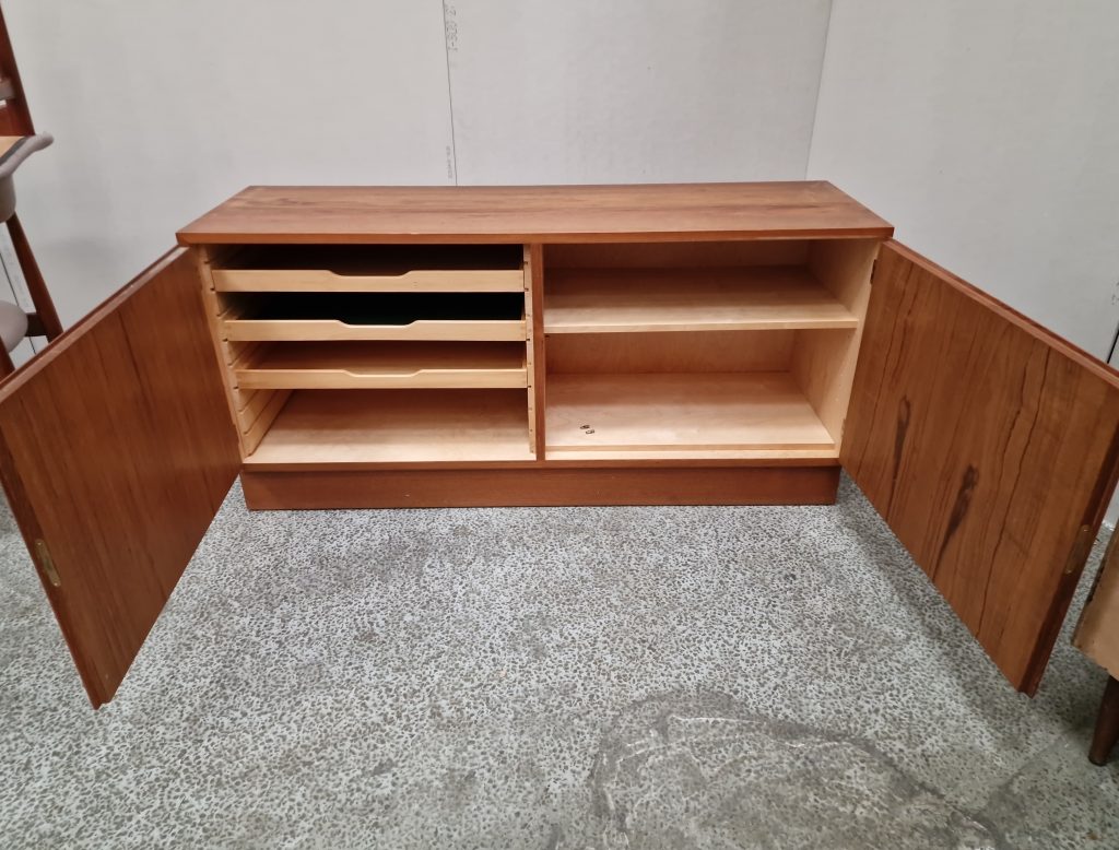 Skænk i teak, Hundevad