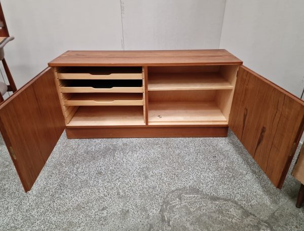 Skænk i teak, Hundevad