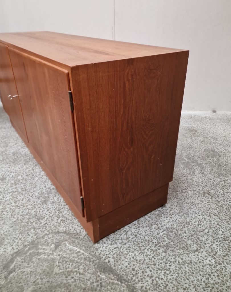 Skænk i teak, Hundevad