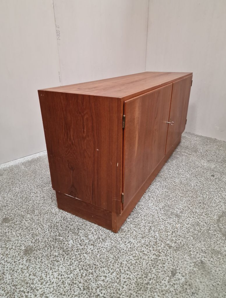 Skænk i teak, Hundevad