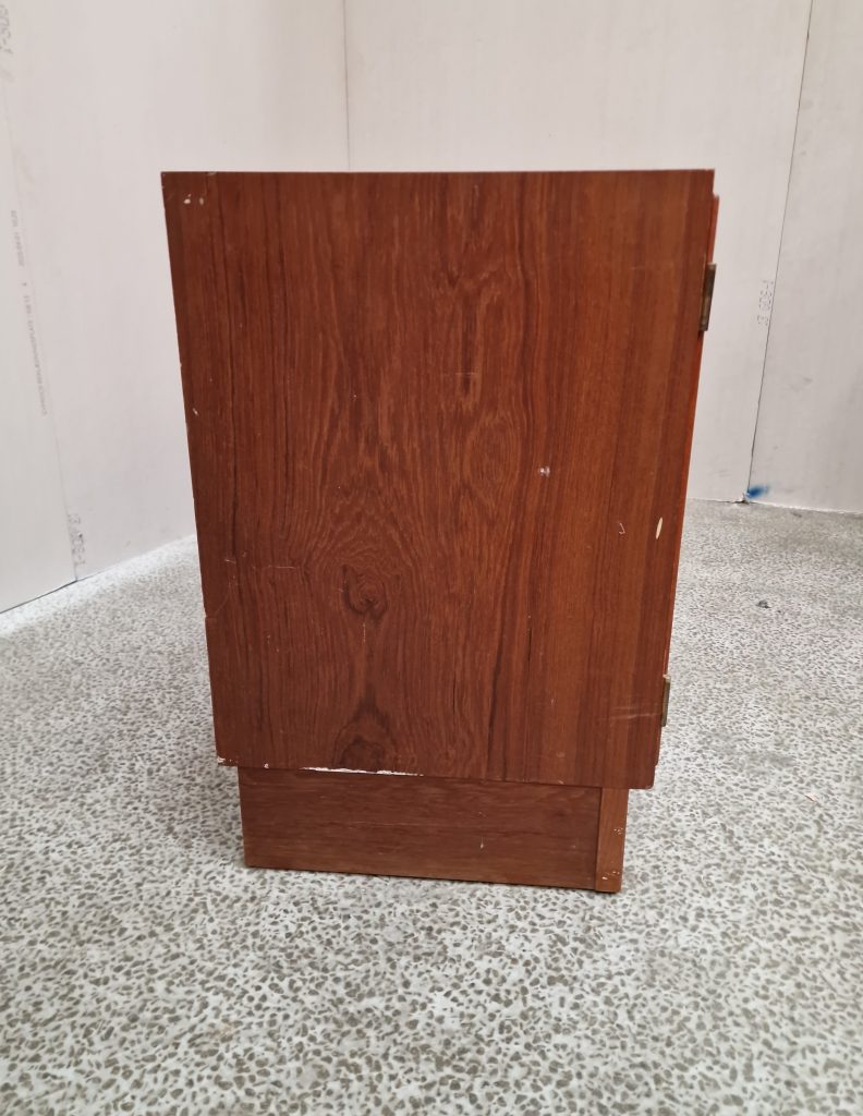 Skænk i teak, Hundevad