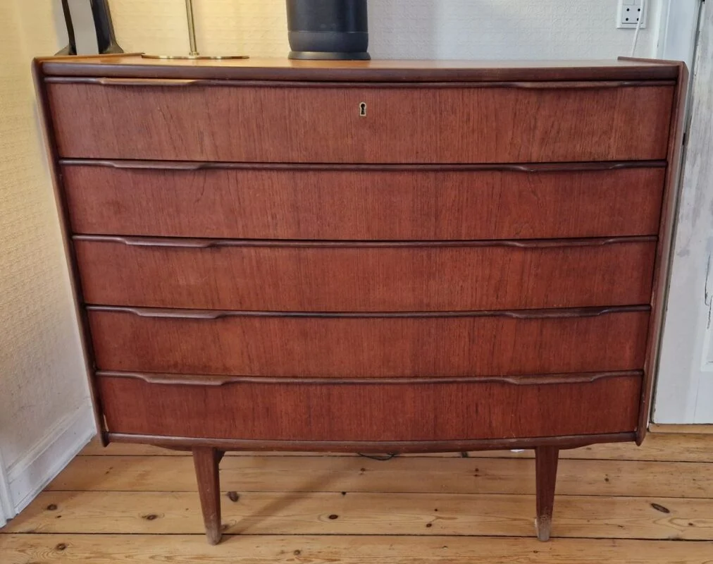 Kommode med buet front, teak