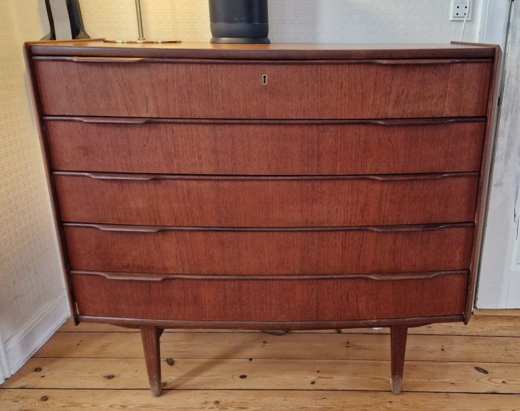 Kommode med buet front, teak