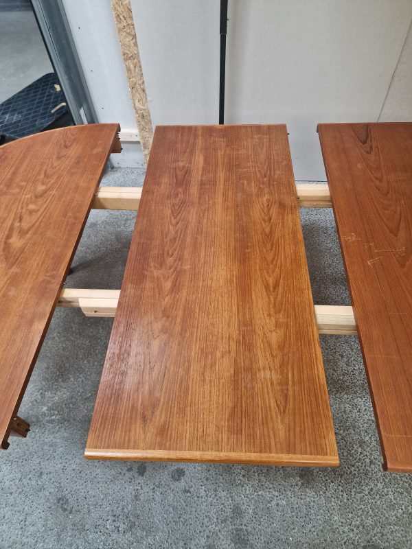 Rundt teak spisebord med to tillægsplader, Skovby