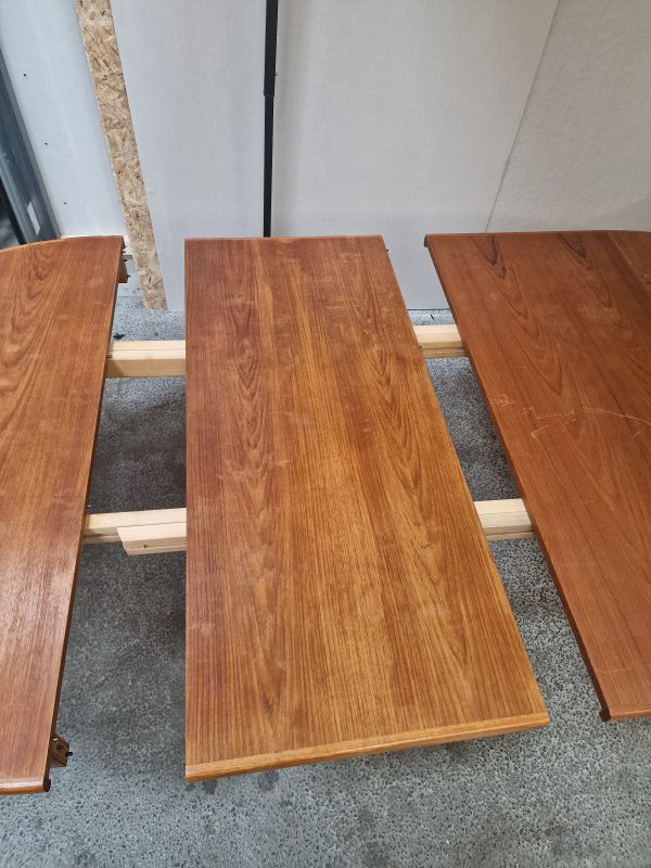 Rundt teak spisebord med to tillægsplader, Skovby