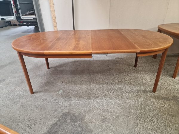 Rundt teak spisebord med to tillægsplader, Skovby