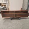 Skovby Lang lav skænk i teak med glas-skydelåger, Skovby — billede 4