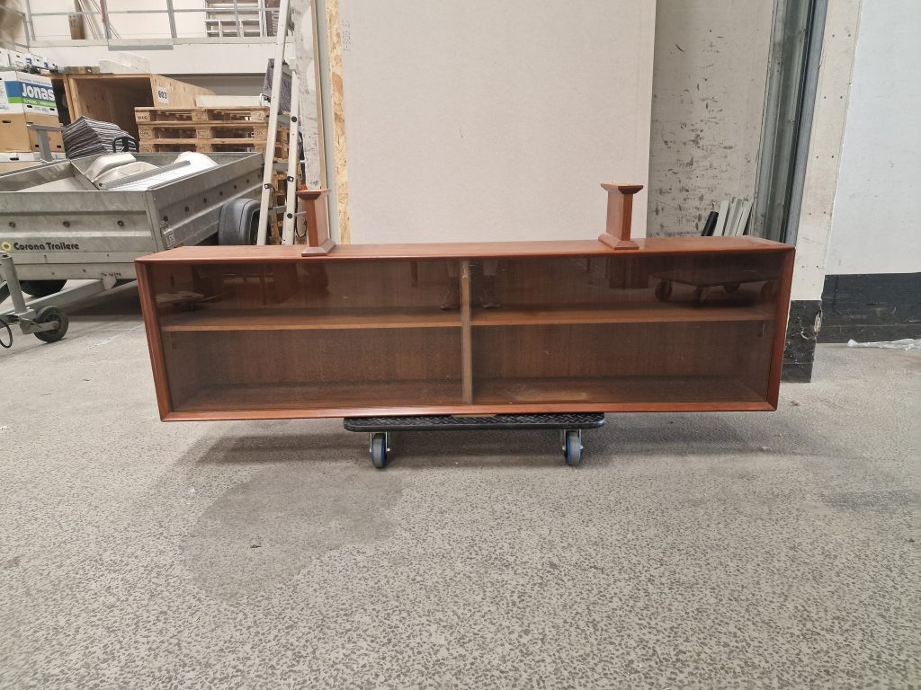 Skovby Lang lav skænk i teak med glas-skydelåger, Skovby — billede 4