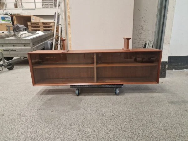 Skovby Lang lav skænk i teak med glas-skydelåger, Skovby — billede 4