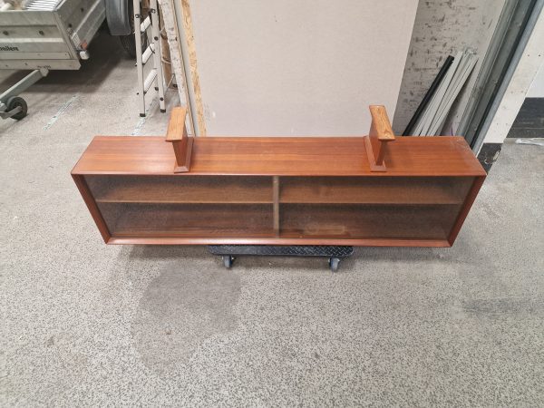 Lang lav skænk i teak med glas-skydelåger, Skovby