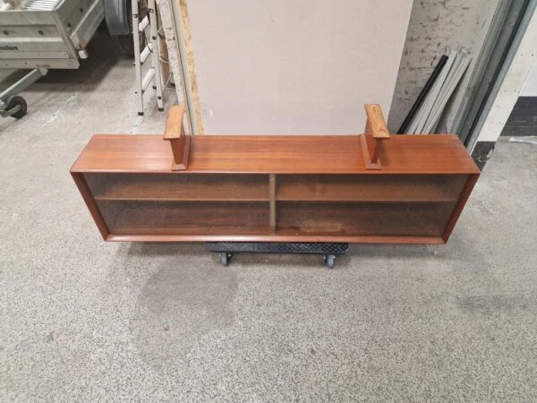 Skovby Lang lav skænk i teak med glas-skydelåger, Skovby — billede 3